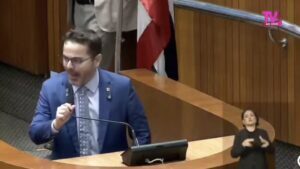 De volta do silêncio: Ricardo Rios tenta atacar governo e entrega apenas “blá, blá, blá” na tribuna