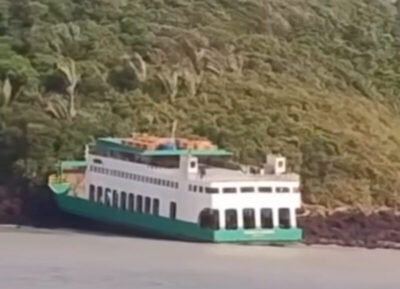 Ferryboat Cidade de Araioses encalha no Maranhão com 210 passageiros