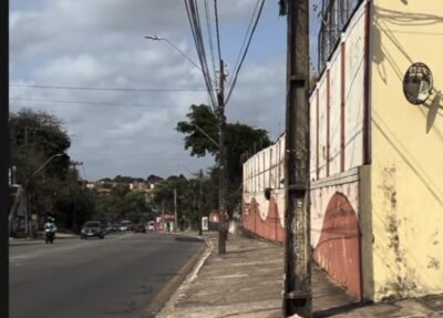 Muro de condomínio no Anil põe em risco vida de quem passa pela sua calçada