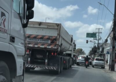 Manhã de sábado com trânsito carregado em algumas avenidas de São Luís