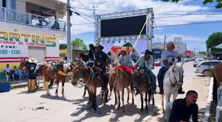 O prefeito Dione do Pastel e o vice-prefeito Darilson Carvalho participaram da Missa dos Vaqueiros
