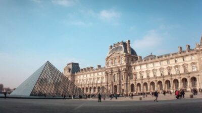Museu do Louvre é fechado após roubo de joias históricas da coleção napoleônica