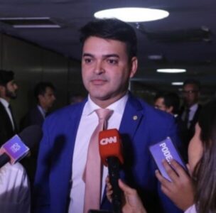 Rubens Jr. fala em “ética”, mas expõe mensagens trocadas com magistrado