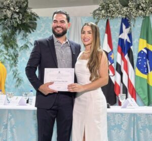 Prefeito Paulo Cúrio vai dar uma casa nova para senhora que perdeu tudo em incêndio no povoado Mucura