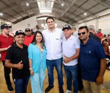 Bruna Pessoa acompanha Orleans Brandão em entrega de cartão do Maranhão Livre da Fome