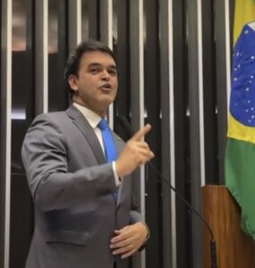 Rubens Júnior chora na tribuna ao denunciar governo Brandão por espionagem e traição