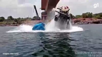 Carreta que transportava ácido sulfúrico é retirada do fundo do Rio Tocantins, após queda da ponte JK em Estreito