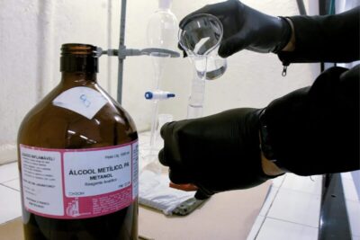 Anvisa busca fornecedores internacionais de antídoto contra intoxicação por metanol após aumento de casos no Brasil