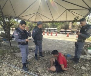 Homem é preso com uma arma de fogo ao ser flagrado agredindo outra pessoa, em São Luís