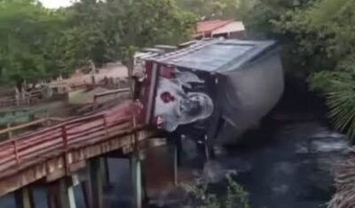 Caminhão caí dentro de rio após ponte desabar entre os municípios de Fernando Falcão e Mirador
