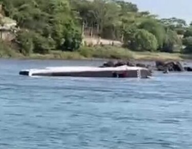 Ônibus com destino a Barra do Corda no Maranhão cai dentro do Rio Tocantins durante travessia em balsa e motorista morre