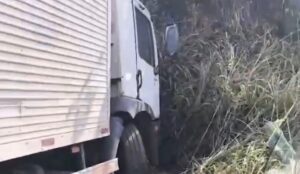 Motorista de caminhão morre em colisão com dois veículos na BR-316