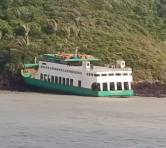 Ferryboat completa 10 horas encalhado; Emap promete alimentação aos passageiros