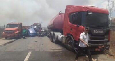Acidente com vários veículos de carga e de passeio acontece na BR-135, em Bacabeira; há vítimas entre ferragens