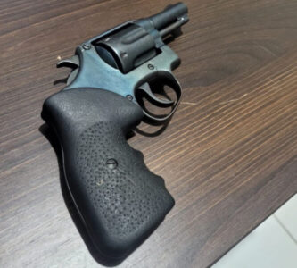 Polícia Militar apreende arma de fogo e drogas durante operação em bar no bairro Bubalina, em Pinheiro