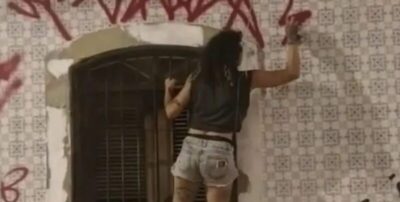 Mulher que pichava patrimônio em São Luís é identificada e levada para depor na polícia