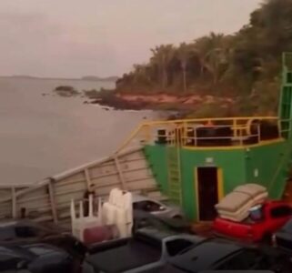 Ferry Boat com cerca de 200 pessoas encalha durante viagem para o terminal do Cujupe