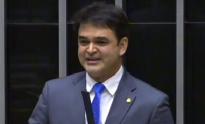 Após divulgação de gravações, deputado cai no choro e entrega cargo do pai secretário
