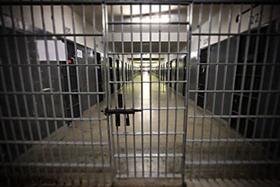 86% dos brasileiros acreditam que leis fracas soltam criminosos, revela pesquisa