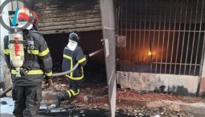 Bombeiros combatem incêndio em prédio no Centro de São Luís