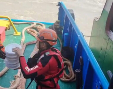 Bombeiros levam água e comida para passageiros em ferry encalhado no Maranhão