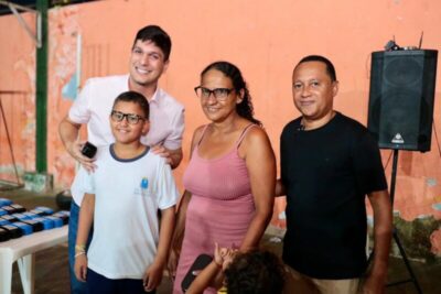 Vereador Marcos Castro faz entrega de 400 óculos na bairro Anil