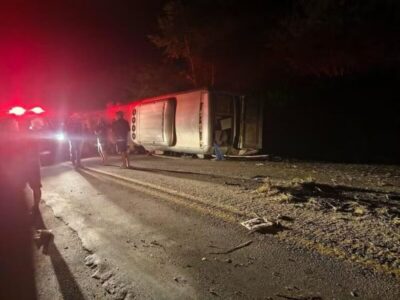 Grave acidente com ônibus de turismo deixa ao menos 15 mortos na BR-423, em Pernambuco