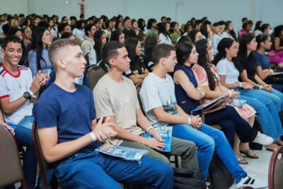Prefeito Rafael Brito incentiva jovens que vão fazer o Enem em Timon