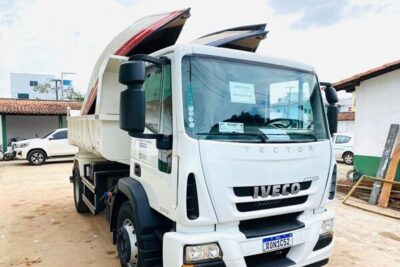 Prefeitura de Rosário recebe caçamba, embarcações e motores de rabeta