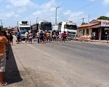Donos de barracas interditam BR-135 em Miranda do Norte por quatro horas
