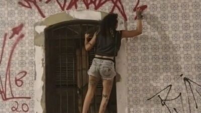 Mulher é flagrada pichando prédios históricos no Centro de São Luís