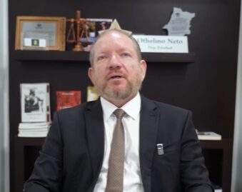 Dia do Professor: Othelino Neto critica governo Brandão e cobra valorização da categoria