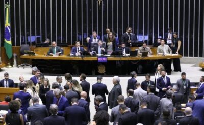Câmara dos Deputados aprova PEC que autoriza professor a acumular cargos no serviço público