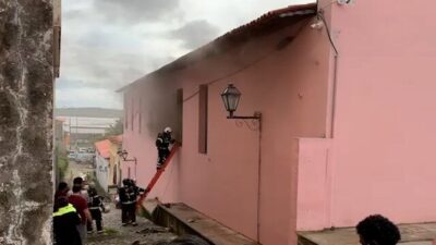 Prédio pega fogo no Centro Histórico; Bombeiros investigam a causa