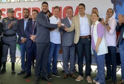 Prefeito Calvet Filho recebe de Aluisio e Brandão duas viaturas para Guarda municipal de Rosário