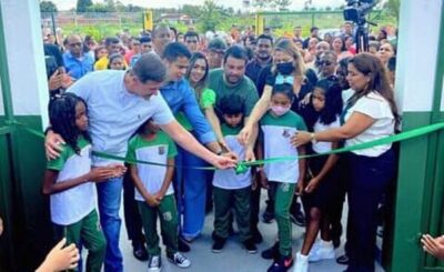 Prefeito Calvet Filho entrega escola reformada e modernizada na Vila Bacural em Rosário