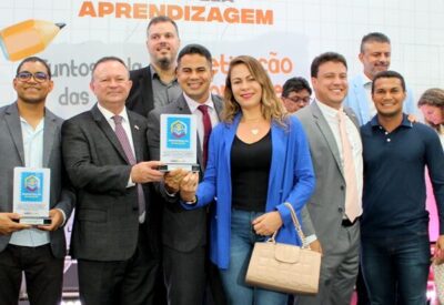 Prefeito Calvet Filho recebe homenagem Selo Prata, pela atuação na Educação