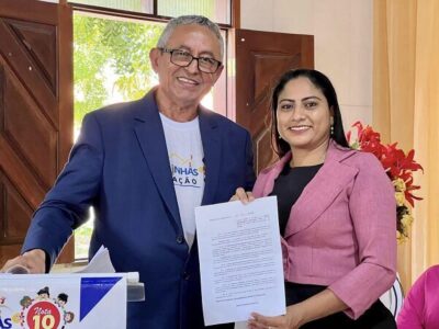 Prefeito Dr. Amílcar Rocha, entrega a presidente da Câmara, projeto do “Programa Barreirinhas Educação Nota 10”