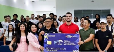 Prefeitura de Santa Helena e governo do estado entregam cartão Transporte Universitário a 76 estudantes