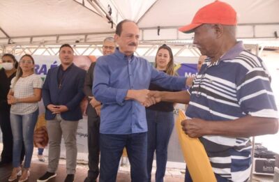 Prefeitura entrega 97 títulos de regularização fundiária