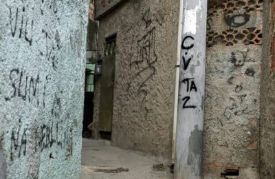 Para o direitos humanos e esquerdopatas é normal!!! Como matar policial virou bilhete de entrada no CV do Rio… Um prêmio!!!