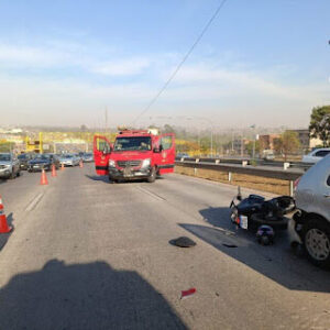 Motociclista fica ferida após colisão entre moto e carro na via Estrutural