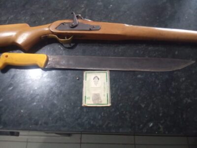 HOMEM ARMADO É PRESO APÓS AMEAÇAR VIZINHOS COM FACÃO E REVÓLVER EM TIMBIRAS