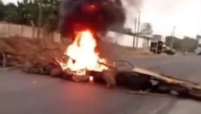 Protesto bloqueia BR-222 em Santa Inês