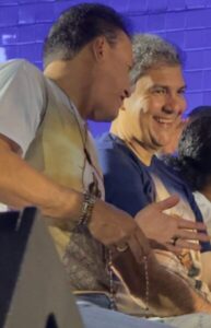 Camarão rindo à toa em ato de fé ao lado de Braide