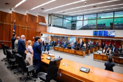 Assembleia Legislativa faz um minuto de silêncio em memória de servidores da Casa