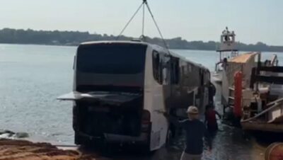 Ônibus é retirado do Rio Tocantins após acidente fatal