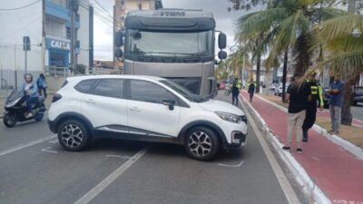 Acidente entre carreta e carro causa congestionamento no bairro São Francisco