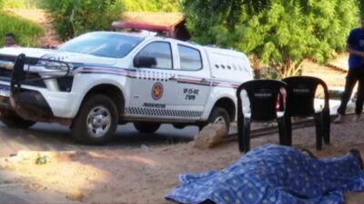 Homem é morto a tiros por dupla encapuzada dentro de bar em Caxias