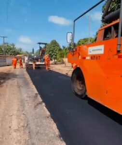 Governador Carlos Brandão e prefeito Nivaldo Araújo levam asfalto à zona rural de Alcântara